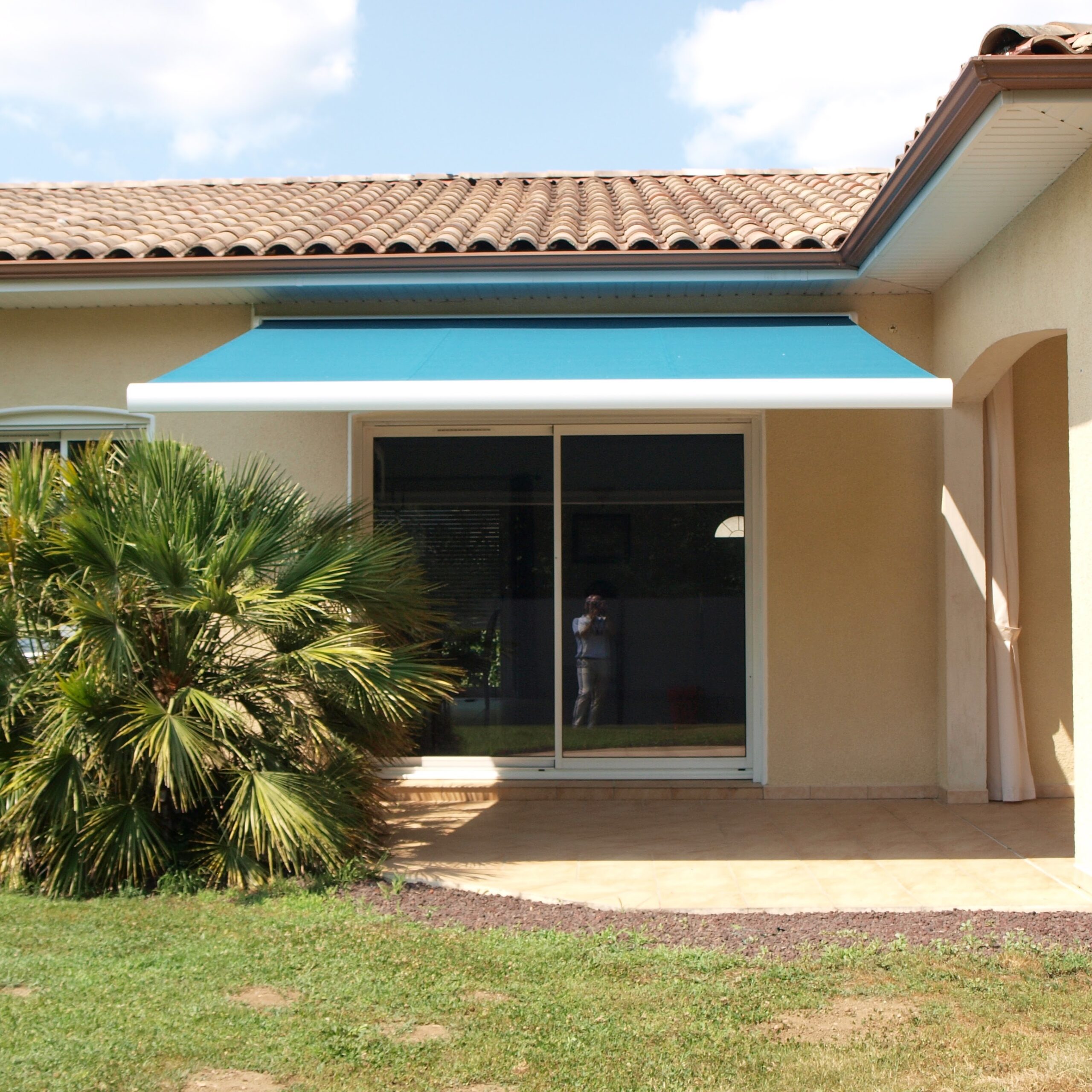 Store banne 4 mètres sur maison traditionnelle