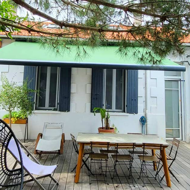 Store banne motorisé sur terrasse carrelée