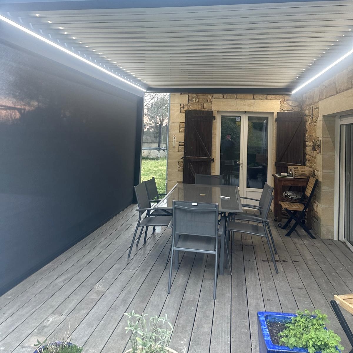 Pergola bioclimatique anthracite avec lames orientables fermées