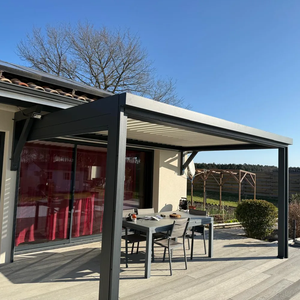 Pergola bioclimatique anthracite avec lames orientables blanches