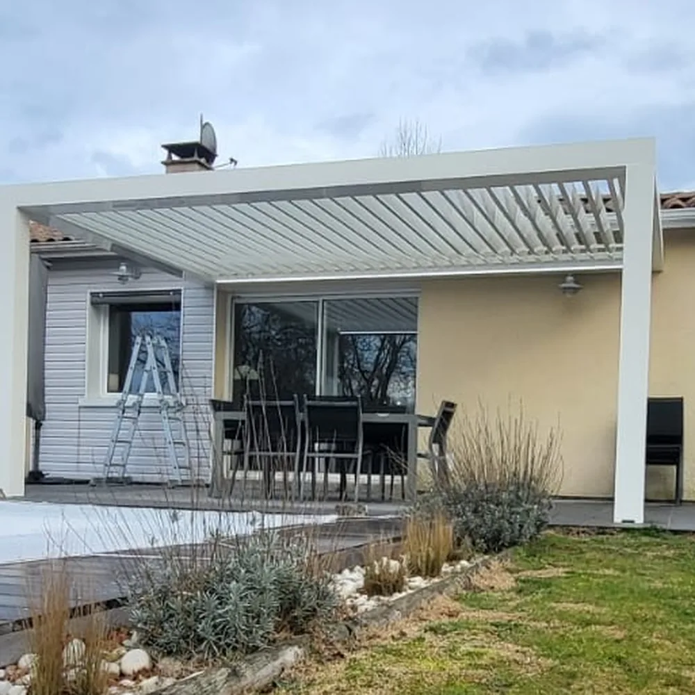 Pergola bioclimatique anthracite avec lames orientables fermées