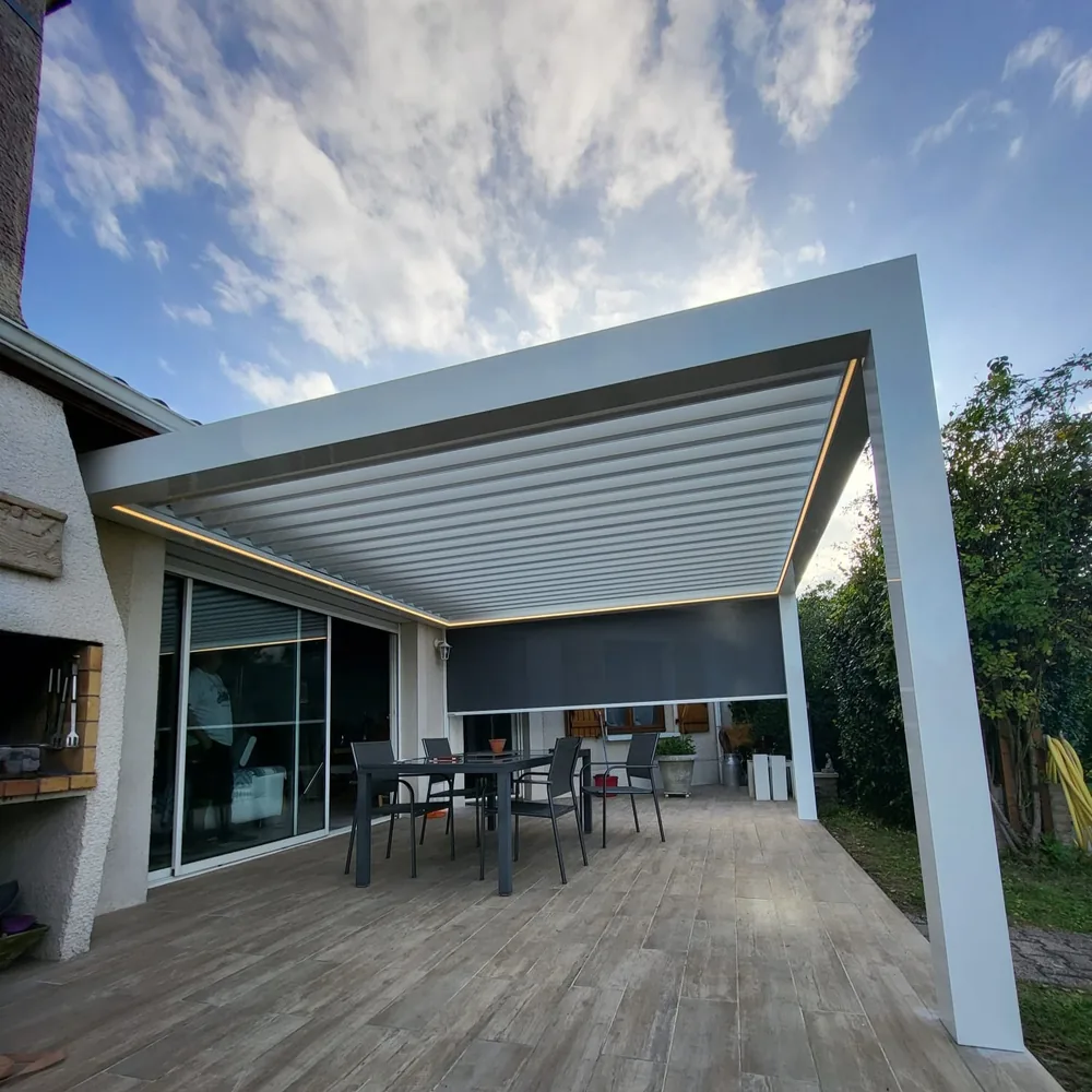 Pergola bioclimatique blanche avec lames orientables ouvertes